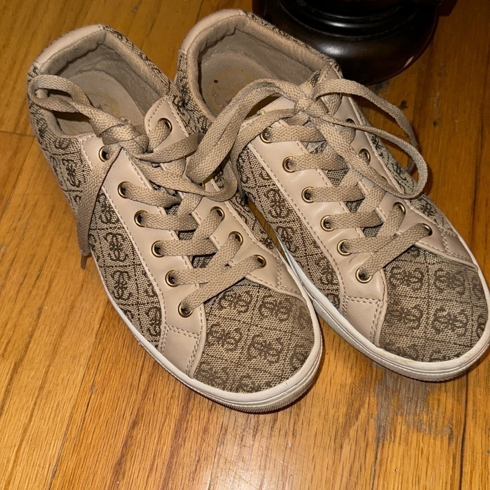 GUESS WOMEN SNEAKERS FOR SALE SIZE 7 1/2